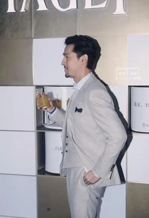 胡歌一身灰色西服优雅贵气留络腮胡显成熟气质