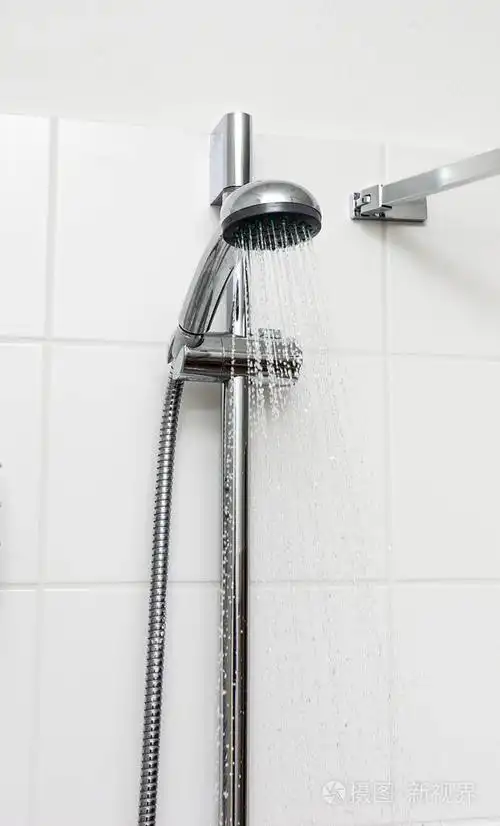 浴室里有喷水或水流的淋浴.