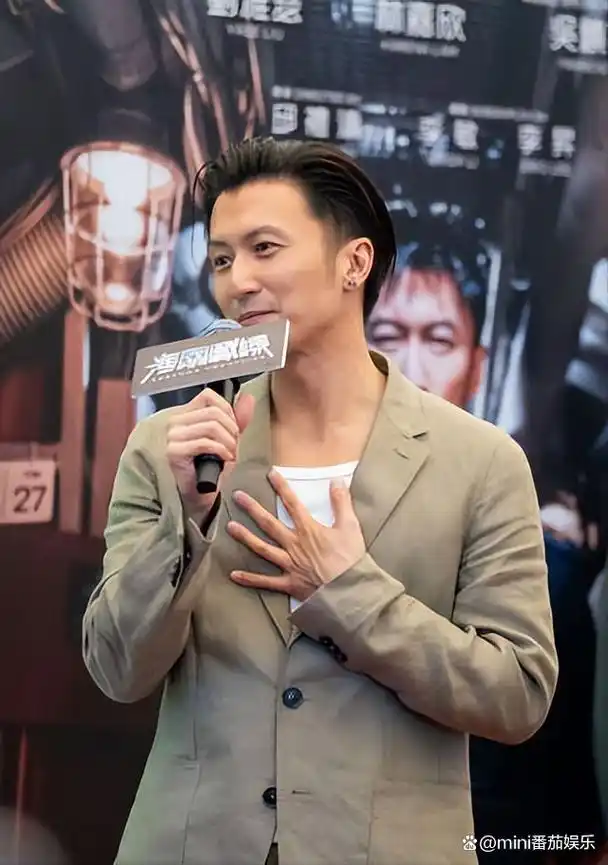 谢霆锋演唱会深v衬衫!行走的荷尔蒙,魅力全开!