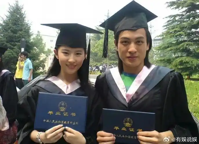 刘亦菲大学毕业照