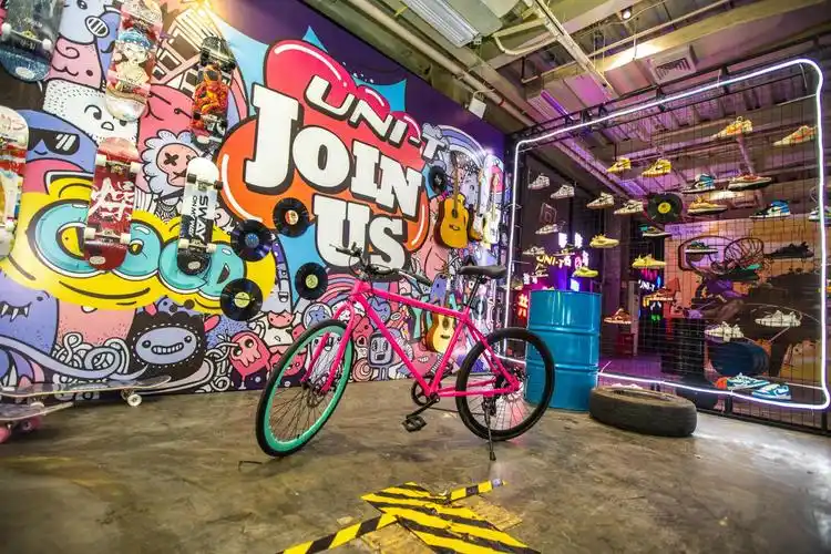 这里颜值即是正义,用美妆装点个性,用潮服制定未来潮流走向; 这里不