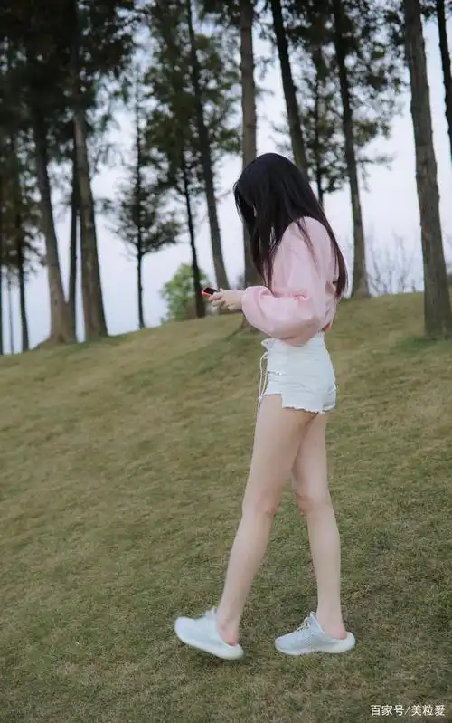 爱摄影的小姐姐,热裤加t恤的打扮就像邻家可人的小妹妹