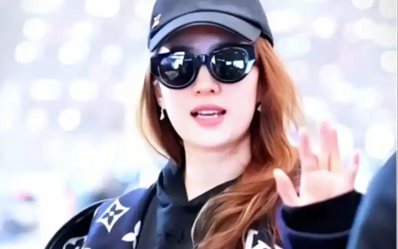 【刘亦菲启程去泰国】卫衣短裙 女神机场穿搭太酷了