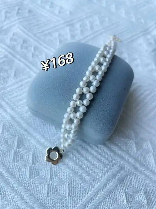 这是一条简单的编织款珍珠手链法式编织浪漫又精致3-4mm近圆微瑕强光