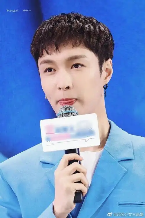 张艺兴蓝色西装套装造型