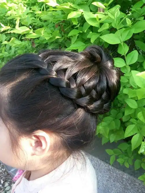 【萌宝发型】花苞丸子头