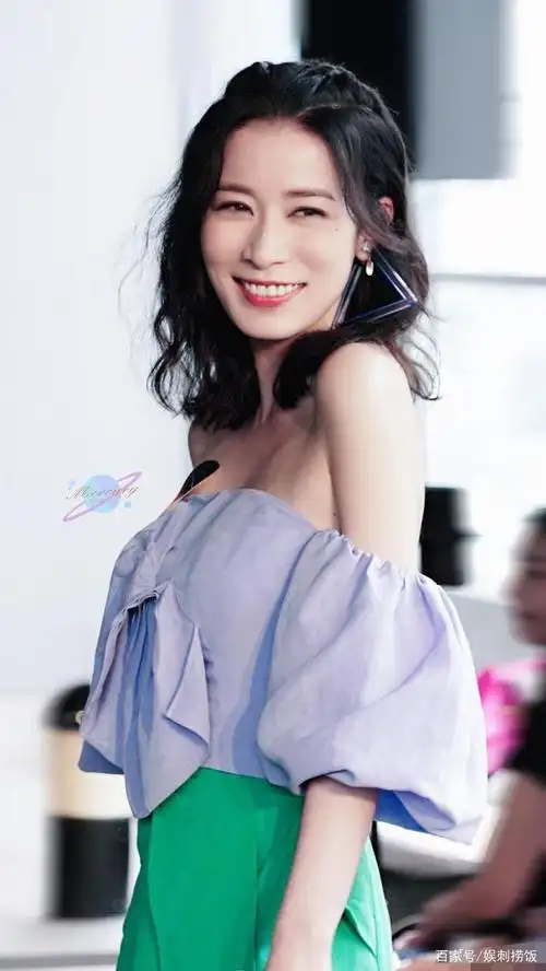 45岁佘诗曼晒新发型照,黑色长发齐刘海,但却被网友吐槽不断