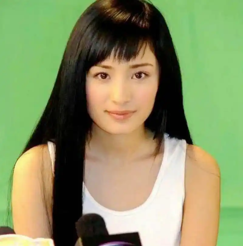 杨幂早年照,白背心依旧年轻!