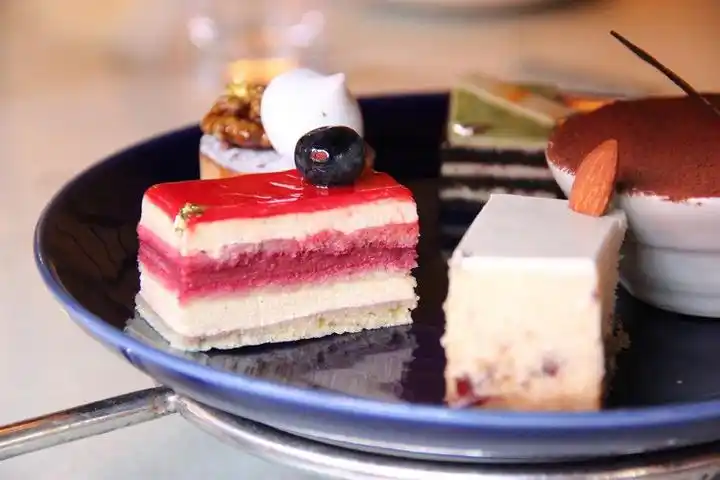 午后,可在此品尝由茶师精选的特色茶品和精美中西式茶点小吃_宁波柏悦