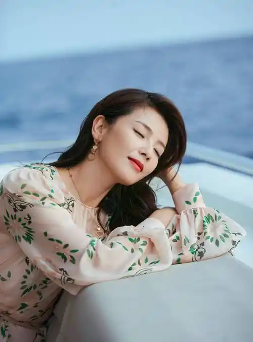 原创刘涛身穿法式浪漫印花裙时尚海风总能透出一股看不够的优雅范儿