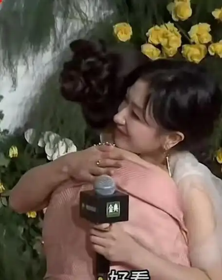 戏外,两人一见面就是热烈的拥抱,万茜还精心选了条粉色丝巾送给刘亦菲