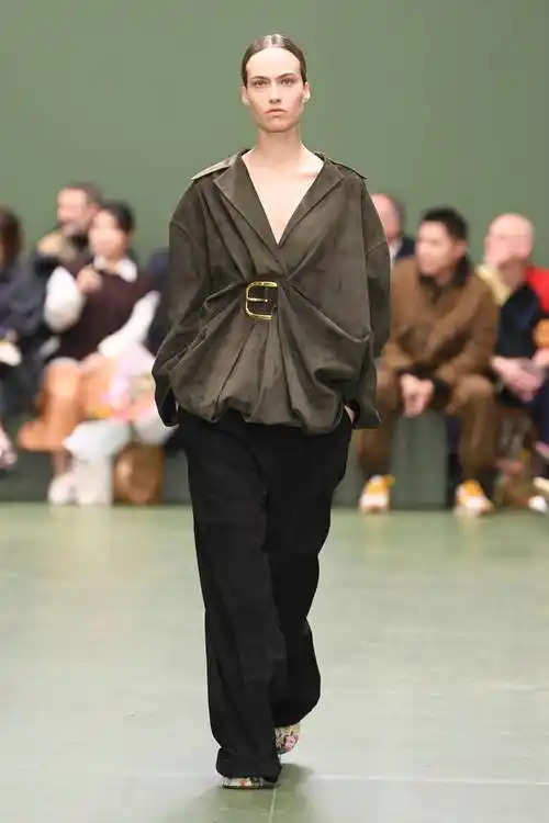 巴黎时装周——罗意威品牌时装秀_腾讯新闻