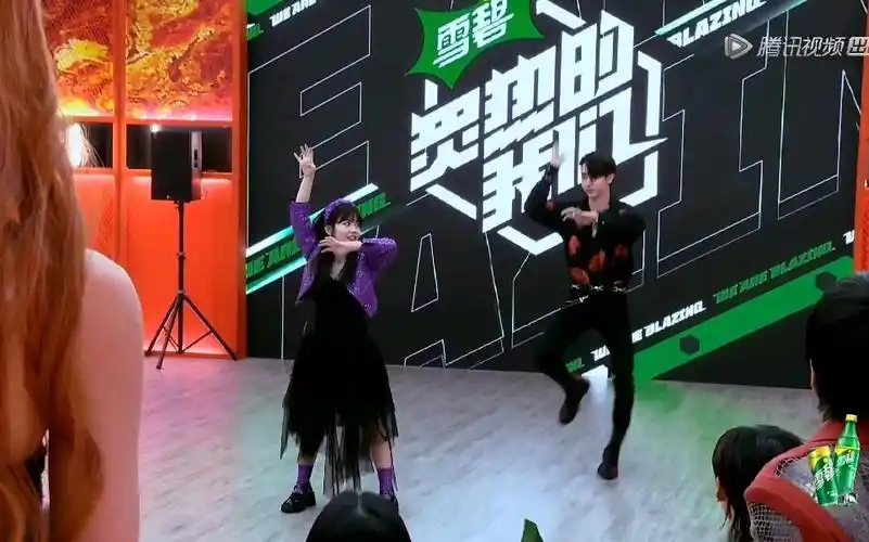 赖美云教赵让跳火少新歌硬糖,壶人起哄,赵让害羞了【炙热的我们】