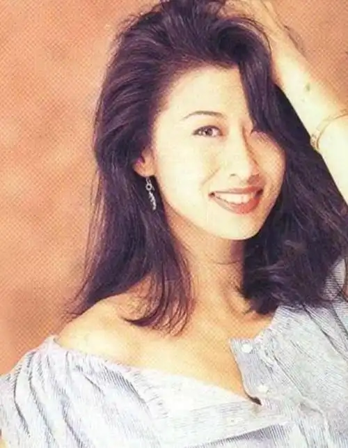 叶倩文嫁大14岁的林子祥婚内成功上位婚后分居无儿女图什么