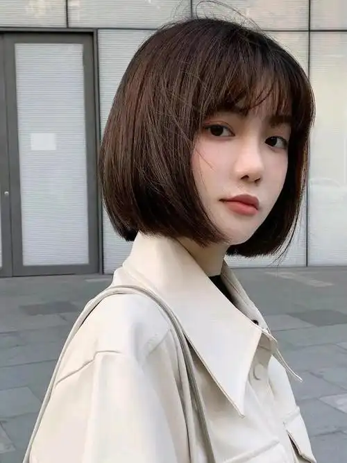 波波头发型是一个经典的女性短发发型.