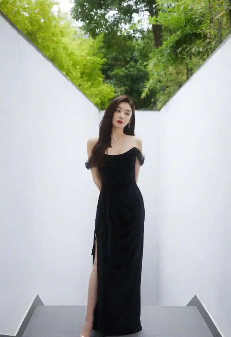 近日,袁姗姗分享了一组新造型,让人惊艳不已.