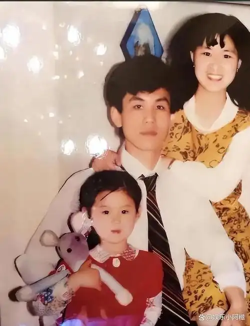 李小萌小时候,容貌机智可爱,性格活泼开朗,深受周围人喜爱.