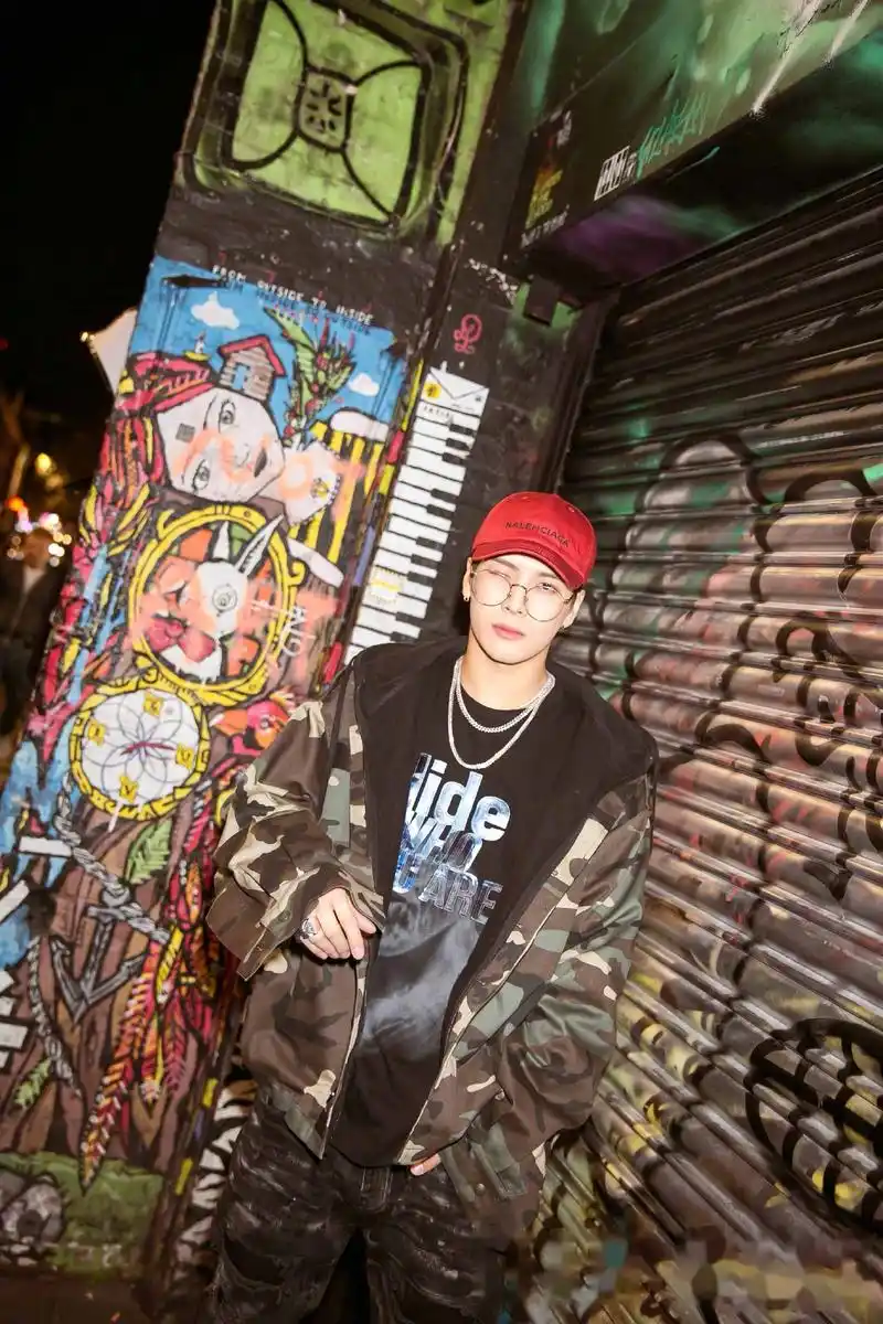 王嘉尔夜游伦敦,随手拍即是酷帅大片~迷彩外套搭配嘻哈棒球帽和亮眼