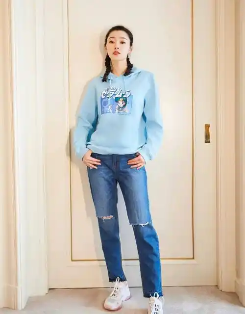 宋轶麻花辫好青春,卡通卫衣搭配牛仔裤,美成初恋少女!