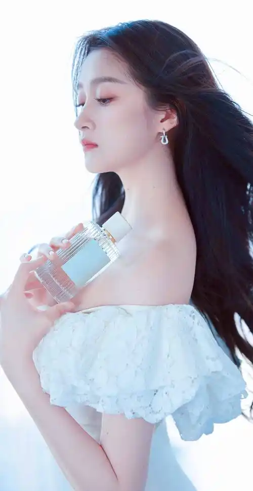 关晓彤甜美碎花大片,身穿白色露肩短裙,散发着醉人的清新花香