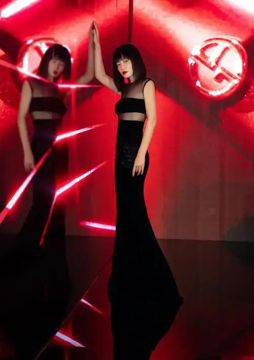 向全世界安利谭卓37岁穿酒红色旗袍身形苗条充满女人味