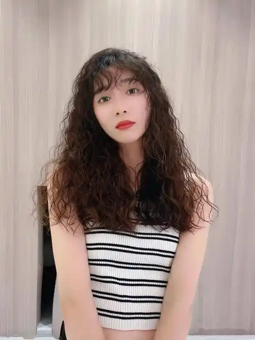 "羊毛烫",显瘦显发量巨时尚._发型