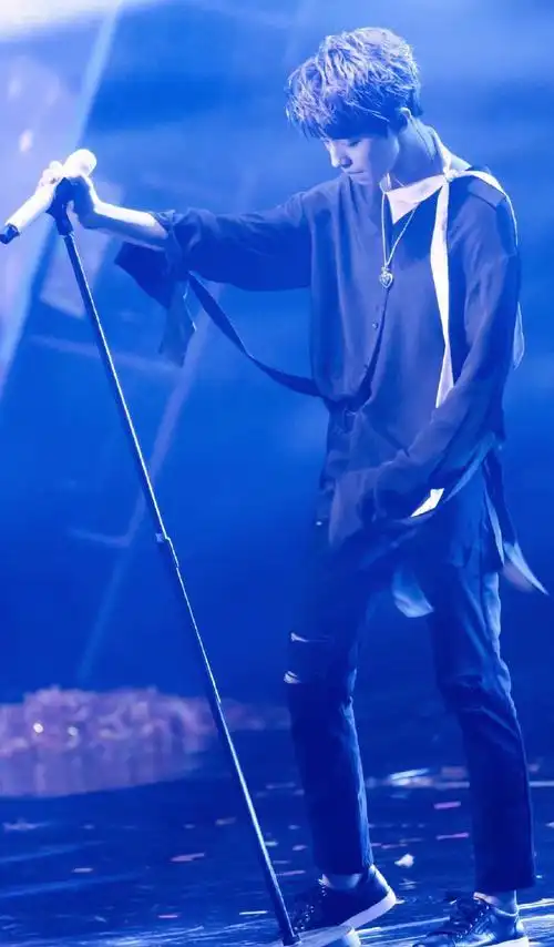 让人欲罢不能的立麦杀#王俊凯立麦杀系列往舞台上一站就能撩人于涡挝