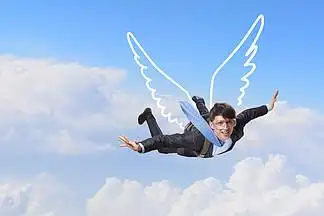 41高飞的商人与拉长的翅膀在天空中飞翔的年轻商人430女人飞得很高