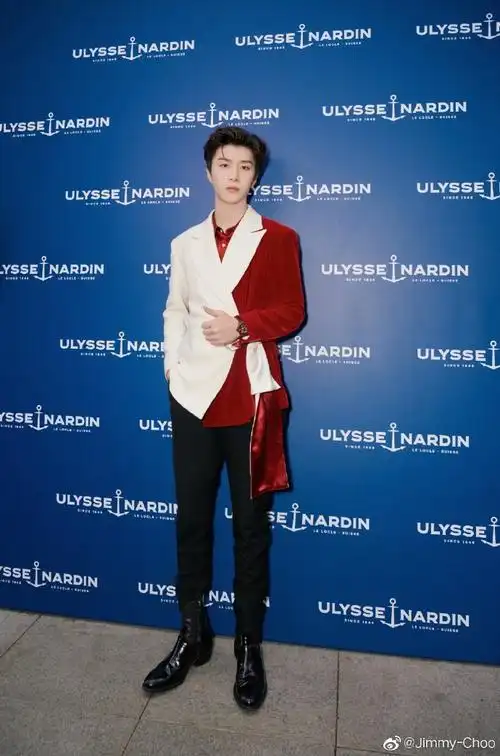 jimmy choo men#节日气氛正浓,@范丞丞adam0616穿着jesse短靴出席