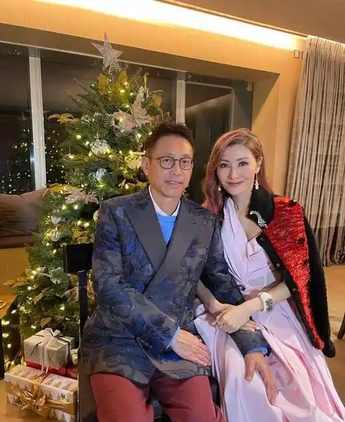 李嘉欣跟郑秀文合影被衬的老腰又粗但跟普通人比年轻又漂亮