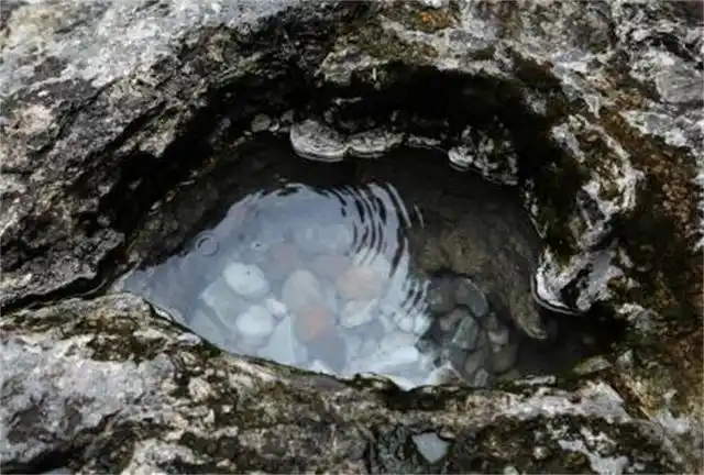 大自然猎奇:村庄旁一口泉眼竟然从不溢水也不干涸