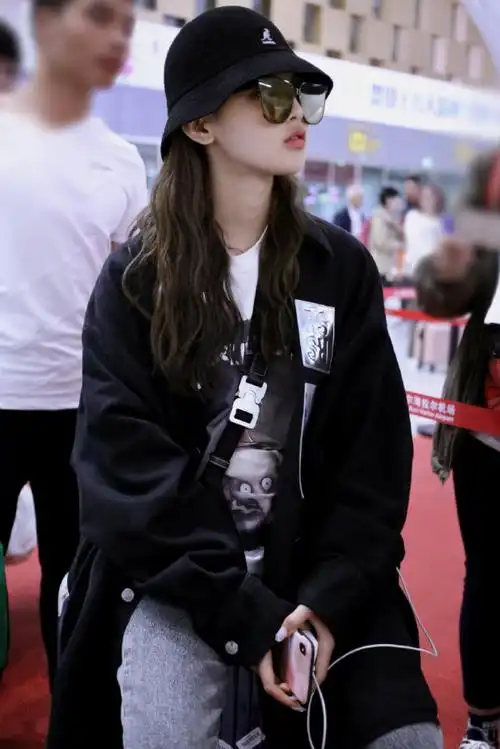 杨超越搭配了一双黑色的长筒靴,简直太好看