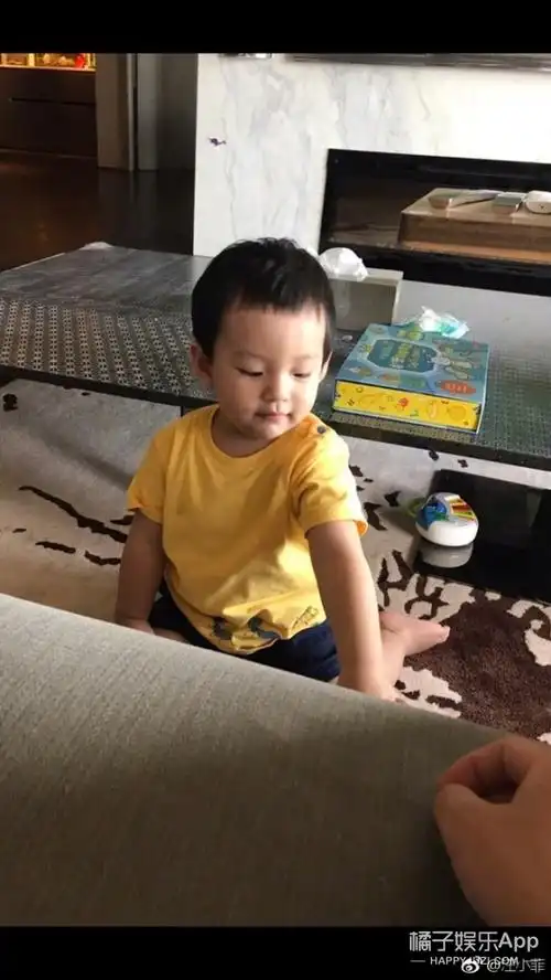 儿子心疼晒女儿,"也是刘畊宏"第二美人鱼秀女儿了.