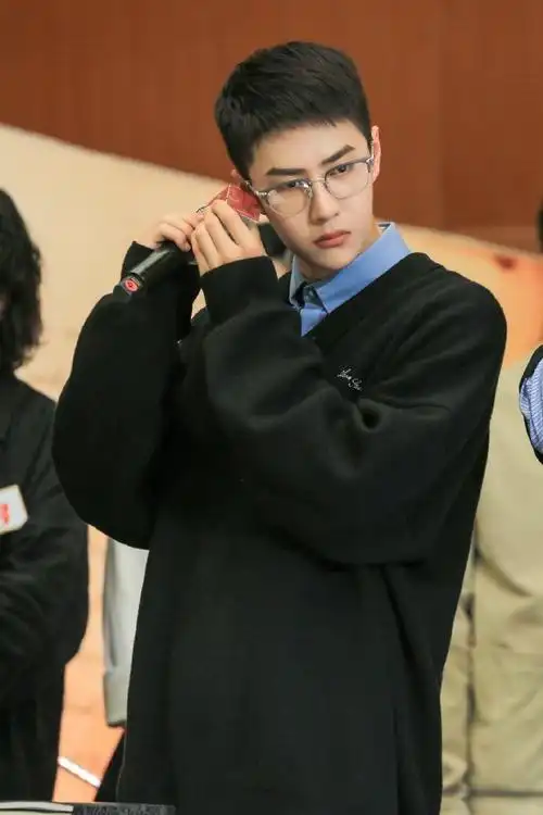 王一博天天向上#‖#桃桃美好王一博#王一博戴眼镜真的是是太温柔怂