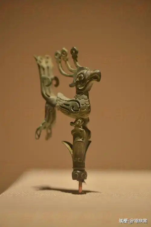 三星堆青铜神鸟为何会出现只在中南部非洲生活的长冠鹰雕造型呢? - 知