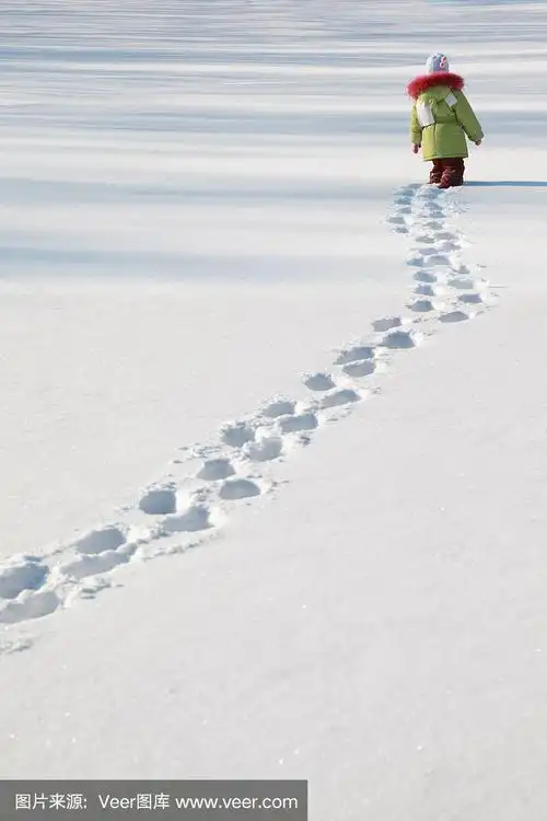 小女孩在雪地上走