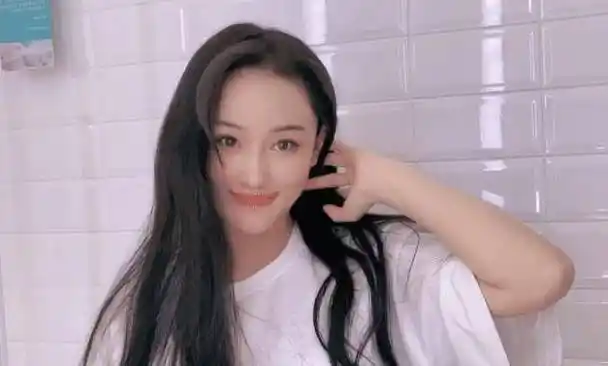 张馨予生娃2年后再现长发,淡妆模样清秀十足,难怪何捷当年会心动_短发