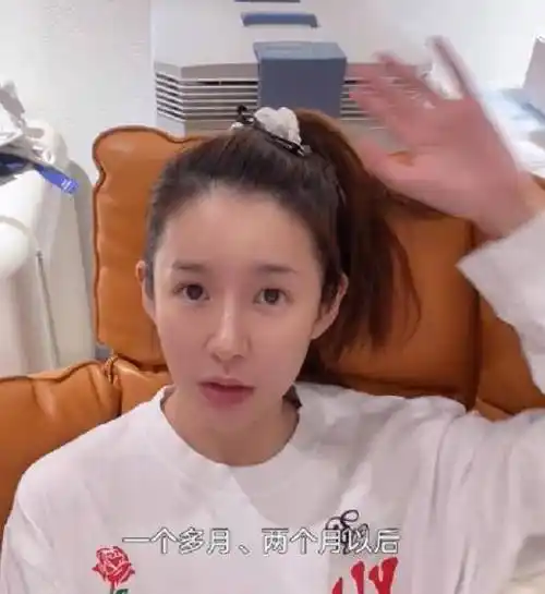 陈赫打游戏妻子吃零食陪伴张子萱罕见下厨夫妻互喂食物超甜蜜