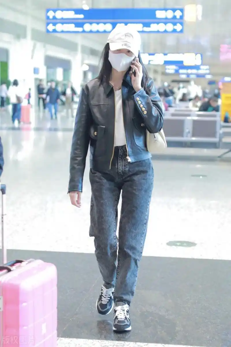 董洁机场街拍,黑色皮夹克搭配灰色牛仔裤,简单休闲!