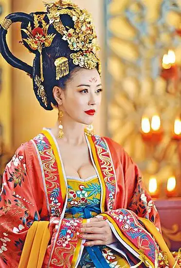 48岁周海媚自曝与小男友一见钟情 为其蹲地炒菜