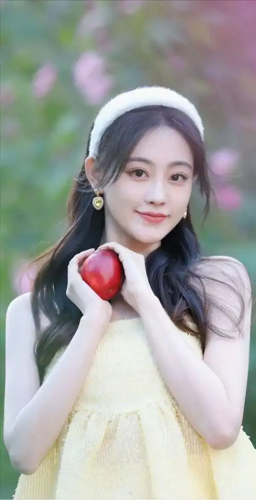 祝绪丹不愧是杨幂力捧的小花一袭长裙现身花丛中活脱似小仙女