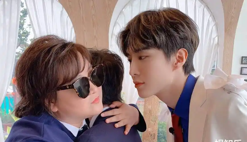 范丞丞贾玲同台演唱歌曲甜出圈?深情对视太可,论贾玲的适配度!