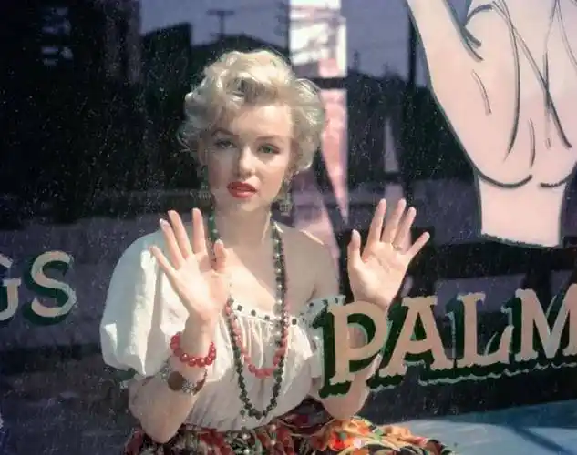 1962年,殡仪师披露玛丽莲·梦露心酸细节:下葬前为她穿衣服