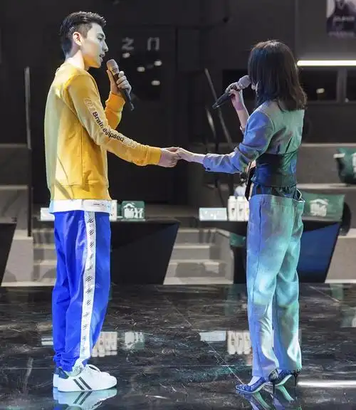 邓伦追星张韶涵失控,紧勾住手不放,明星追星起来和我们一样兴奋