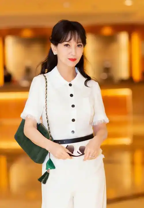 66岁赵雅芝穿粉色礼服,手持玫瑰!