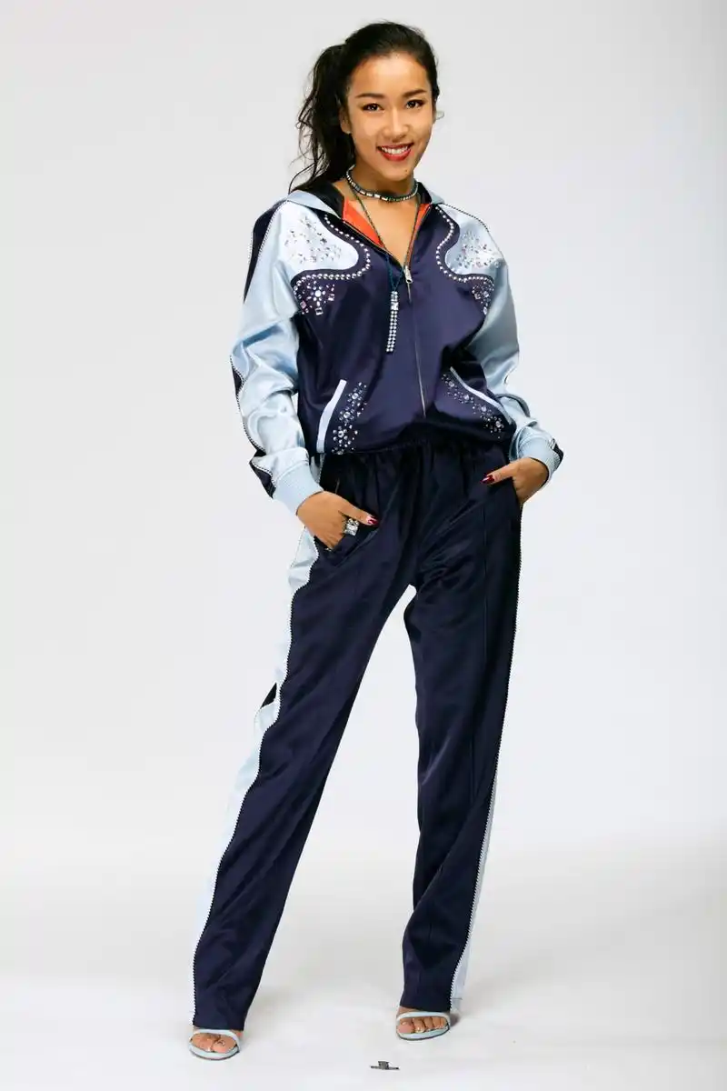 组图:吉克隽逸喊你来上课啦 学生装青春俏皮可爱