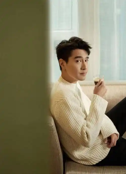 赵又廷为品牌咖啡代言 着白色针织衫显暖男气质_活动_咖啡馆_美味