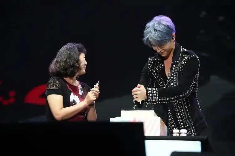 杨洋生日会广州举行 宁静:做男明星多幸福啊