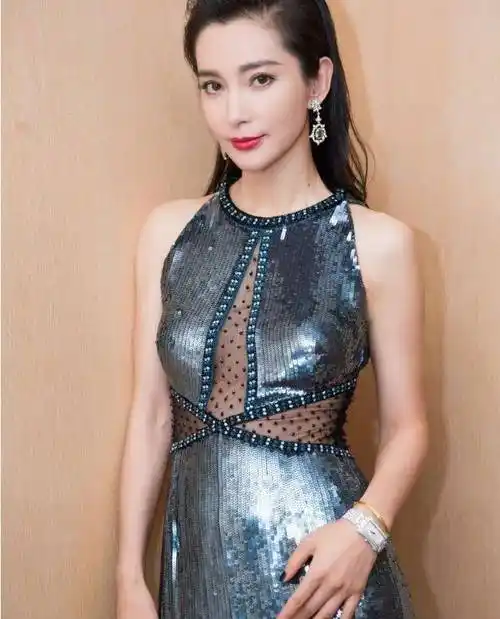 50岁的李冰冰与小男友分手后,穿镂空亮片裙魅力十足_裙子_时尚_造型