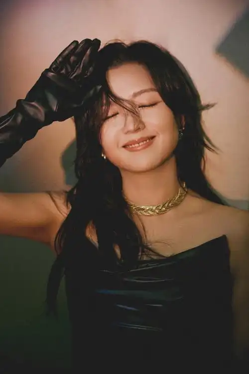 37岁何洁近照曝光,穿修身裙秀辣妈身材,瘦身近70斤后美出新高度_腾讯